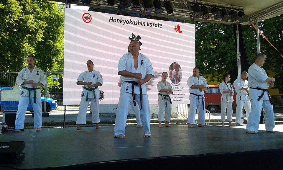 Csoportos bemutató a színpadon